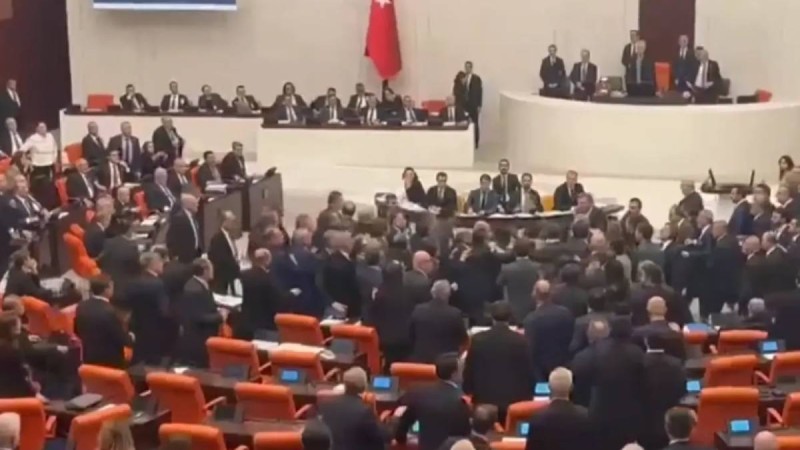 Депутаттар бюджетті талқылау кезінде жанжал шығарып, төбелесіп қалды (ВИДЕО)