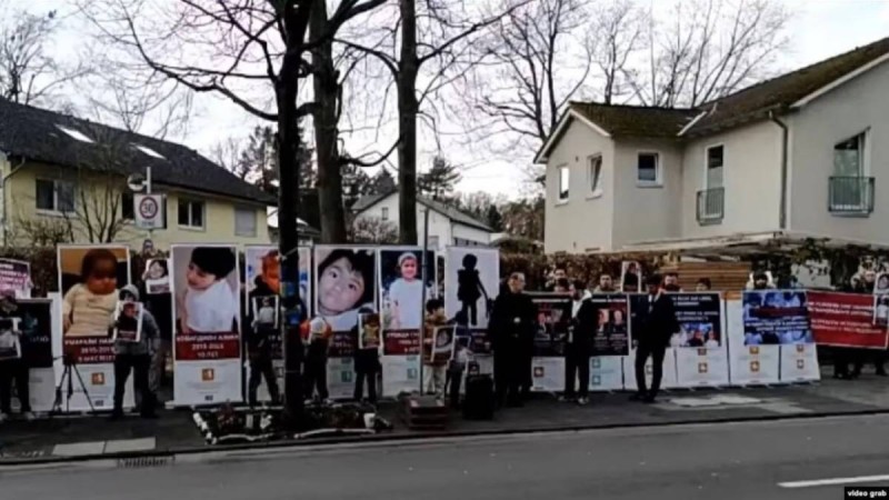 «Балаларымызды өлтіруді тоқтатыңдар» — Германиядағы тәжіктер Ресей консулдығының алдына наразылыққа шықты