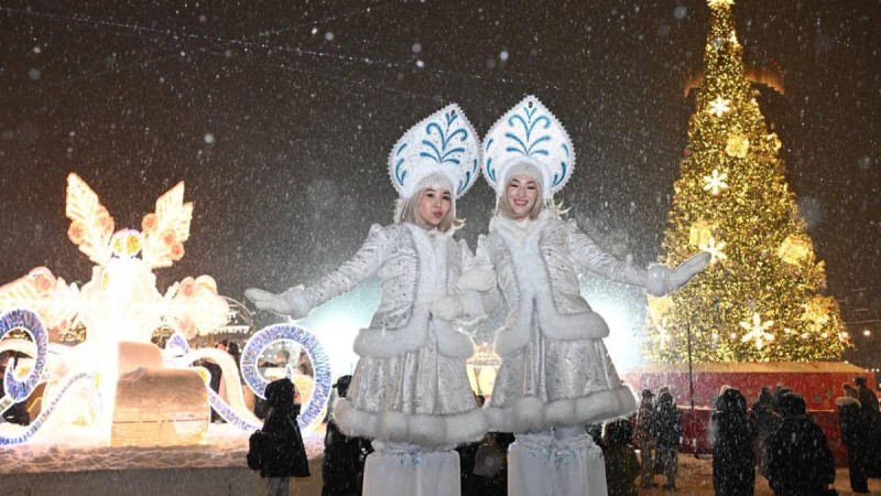 Алматыда жаңа жылдық бас шыршаның шамы жағылды