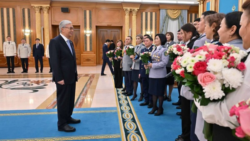 Тоқаев Мемлекеттік күзет қызмет, прокуратура және ІІМ қызметкерлеріне пәтер кілтін табыстады