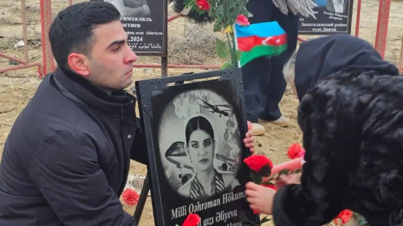 Ақтаудағы ұшақ апатында қайтыс болған стюардесса қыздың туыстары Қазақстанға келді (ФОТО)