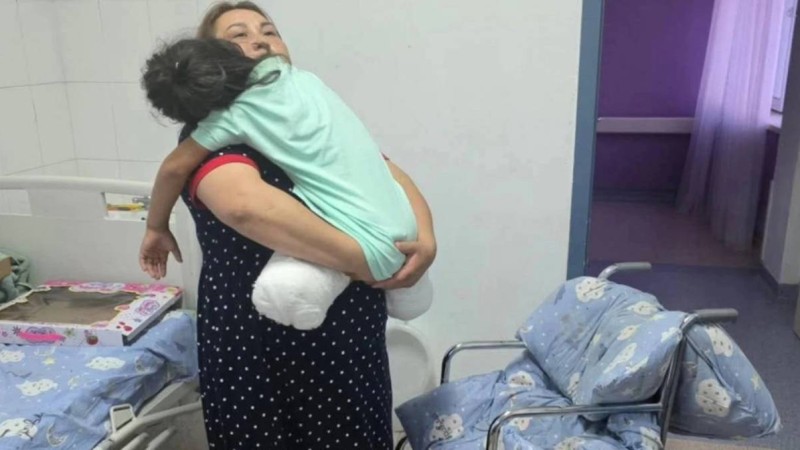 Астанада екі аяғынан айрылған 8 жастағы қыздың отбасына пәтер берілетін болды