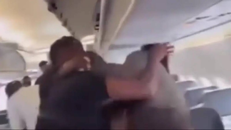 Қалың елге танымал әзілкеш пен блогер ұшақ ішінде төбелесіп қалды (ВИДЕО)