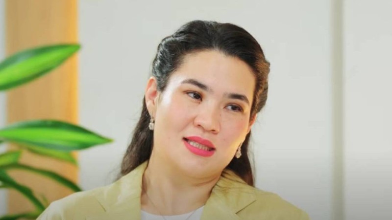 Танымал мектеп директоры күйеуін тұңғыш рет көрсетіп, елді таңғалдырды (ФОТО)