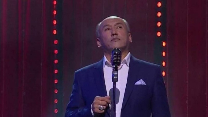 "Серілік құрып жүрген кезең еді...": Танымал әнші Сәкен Қалымов отбасындағы сұмдықты айтты (ВИДЕО)