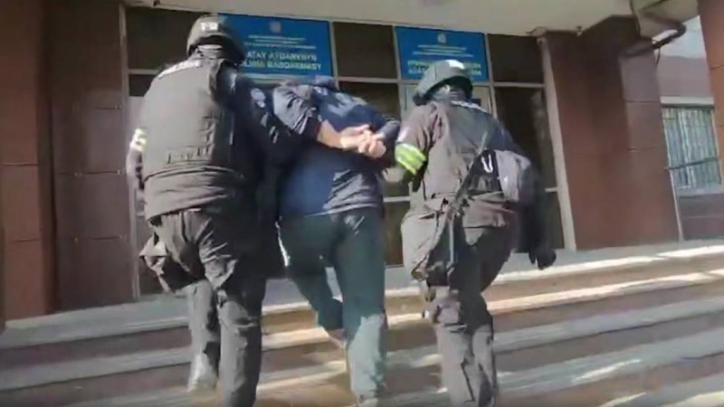 Аса ірі мөлшерде алаяқтық жасаған күдікті Ресейден экстрадицияланды