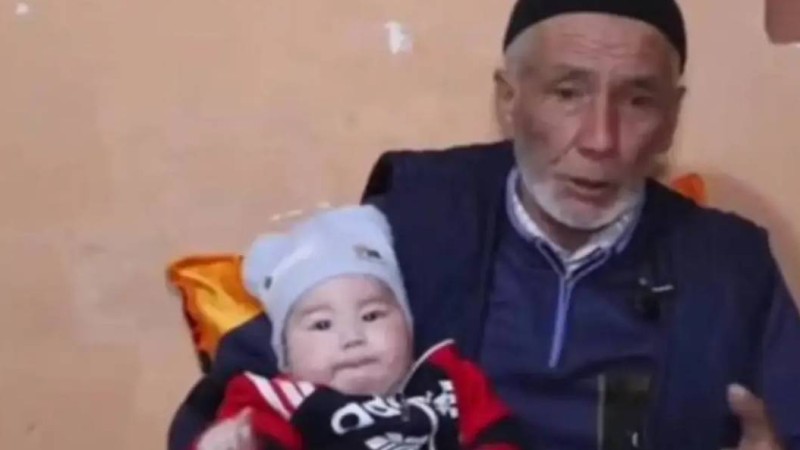 Осы сәтті 45 жыл күтті: 70 жастағы ақсақал 7 қыздан кейін ұлды болды (ФОТО)