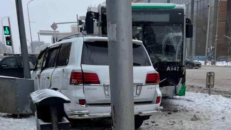 Астанада Lexus пен автобус соқтығысты