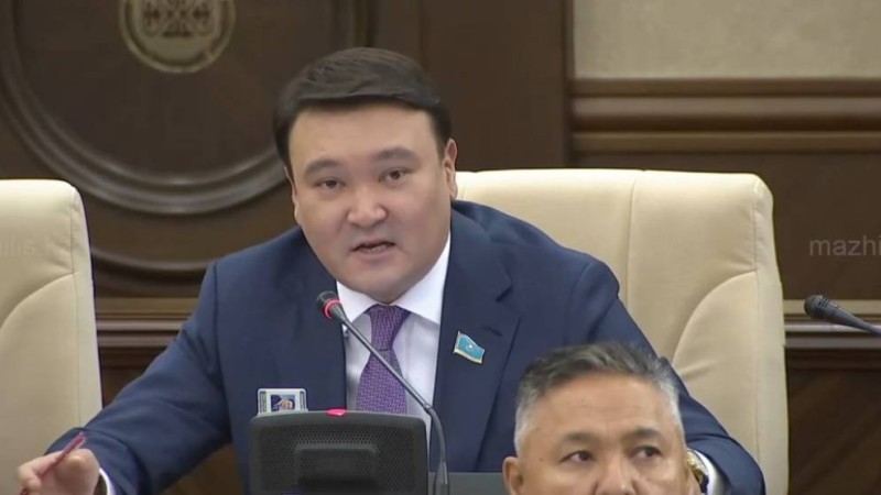 «Атақ-дәрежені сатып алуға болады»: депутат марапаттар «нарығы» жайлы айтты