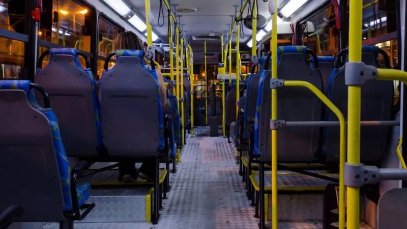 Атырауда автобус ішінде орынға таласқан қыздар төбелесіп қалды