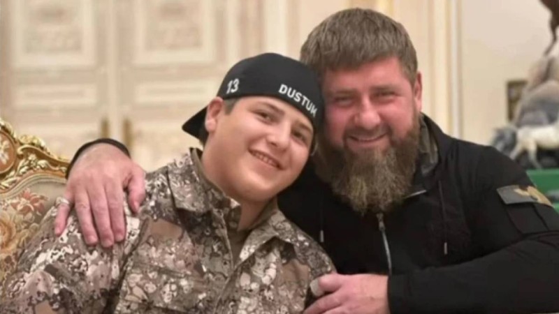 "Реанимацияда ес-түссіз жатыр": Рамзан Қадыровтың ұлы сұмдық жол апатына түсті