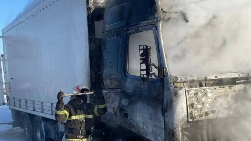 15 жылқы тиелген жүк көлігі отқа оранды