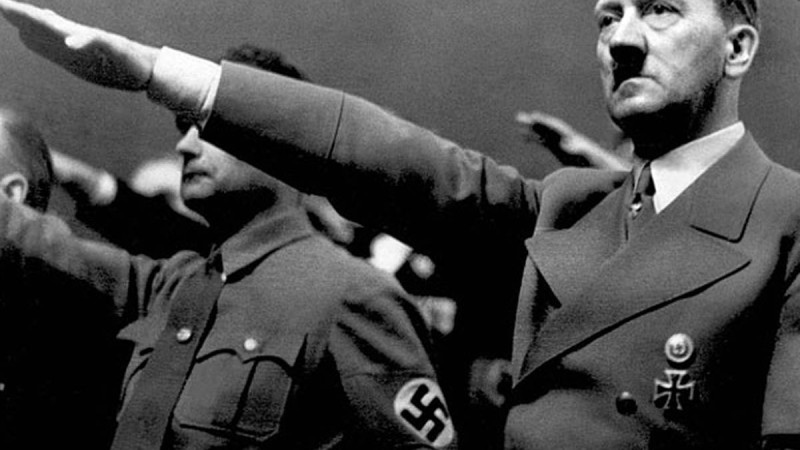 Гитлер «хайль» деу үшін қолын қалай жаттықтырған?