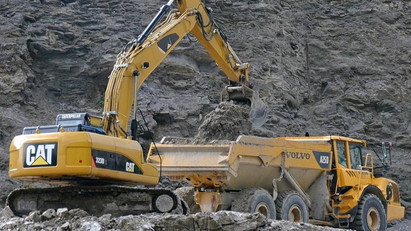 Алматы облысында жер қойнауын заңсыз пайдаланған адамның экскаваторы тәркіленді