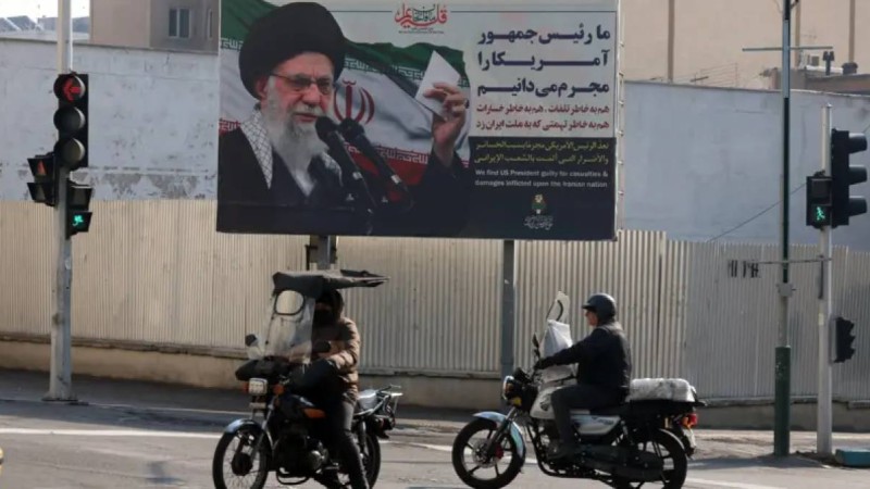 «Уақыт өтіп барады»: Трамп Иранға жаңа соққылар жасайтынын айтып сес көрсетті