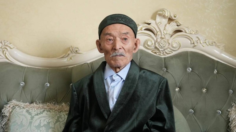 Өмірі ауруханаға барып көрмеген 100 жастағы ата ұзақ өмір сүрудің құпиясын айтты