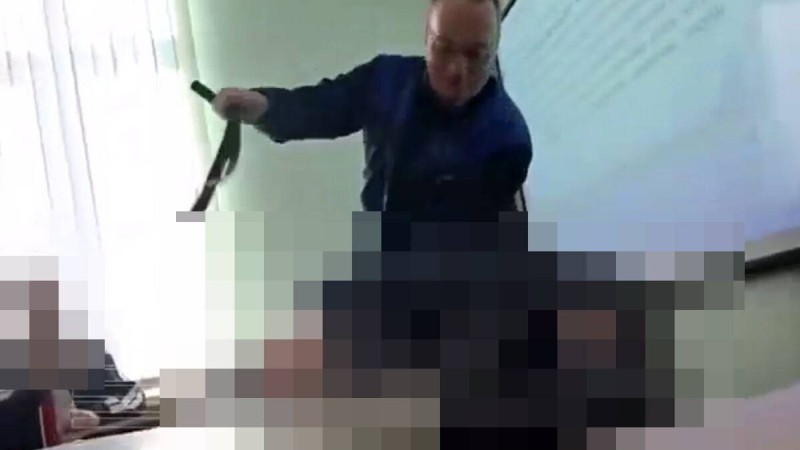 Мектеп мұғалімі 7-сынып оқушысының қолын байлап, сыныпта белдікпен ұрған (ВИДЕО)