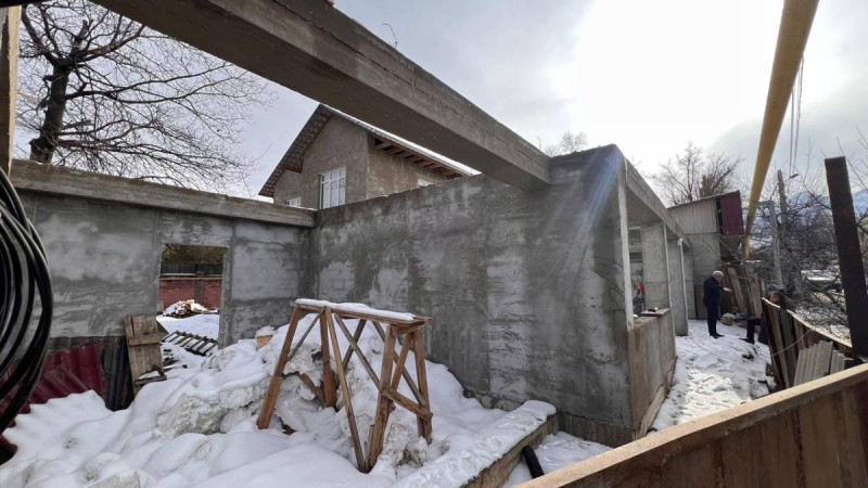 Алматыда заңсыз салынған нысан сүрілді