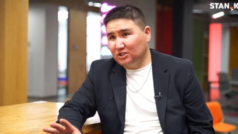 Конституциядағы орыс тілін алып тастау туралы пікір білдірген ғалым қызметінен қуылғанын айтты