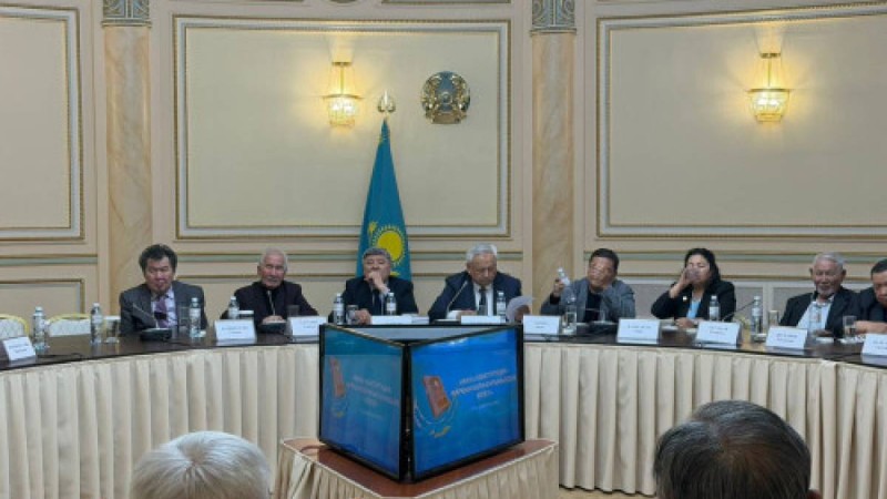 Жазушылар жаңа Конституцияның рухани өзегін талқылады