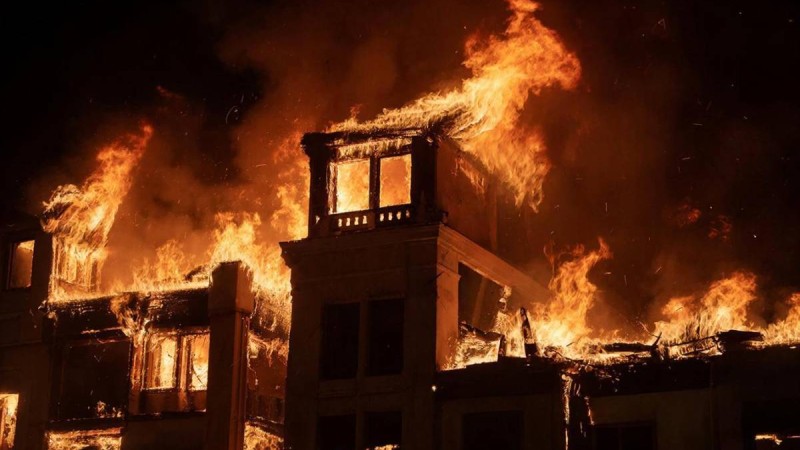 Қаскөй ішінде адамдары бар мейрамхананы өртеп, есігін құлыптап кеткен