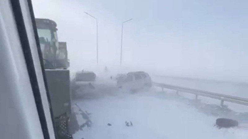 Ақтөбе облысында жол апатынан төрт адам қаза тауып, ондаған көлік соқтығысты