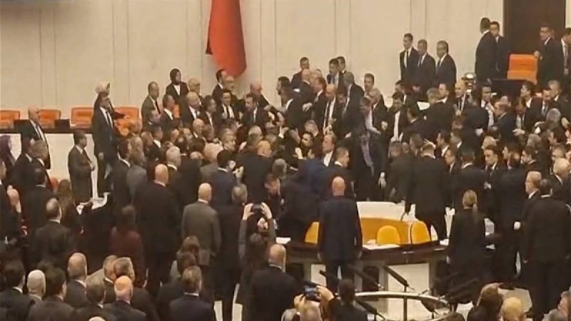 Түркия парламентінде жаңа министрлердің ант беру рәсімі кезінде төбелес болды