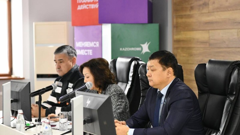 Конституциялық комиссия мүшесі жұмысшыларға жаңа Конституцияның маңызын түсіндірді