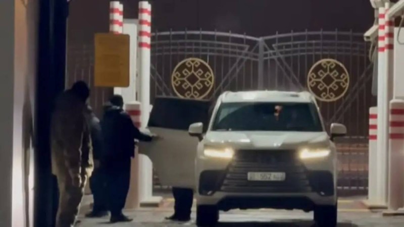 Емделіп жатқан еді: Президенттің "сенімді серігі" түнделетіп тосыннан келді (ВИДЕО)