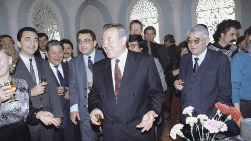 "Назарбаев заң жазғанда, өзінің Құдайдан кем емес екенін түсінді" – Ол Конституциялық сотты қалай пайдаланды?