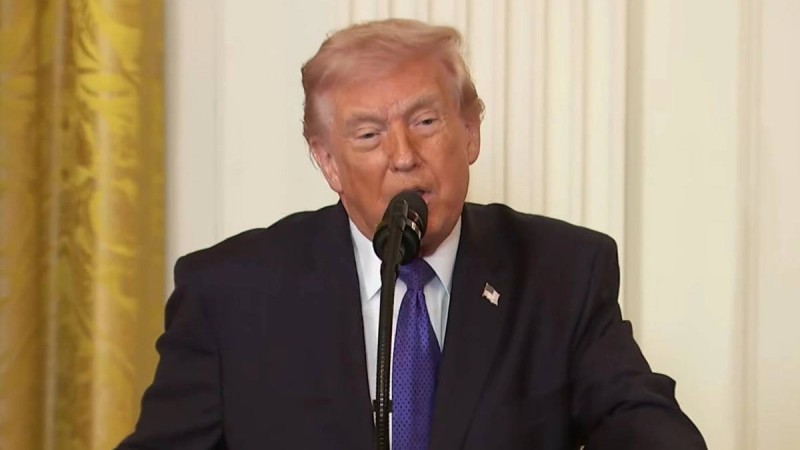 Камераға түсіп қалды: Трамптың мойнындағы ерекше белгі жұртты таңғалдырды