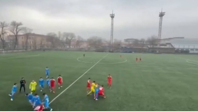 Шымкенттегі футбол матчында жаппай төбелес болды: екі ойыншы ауруханаға түсті