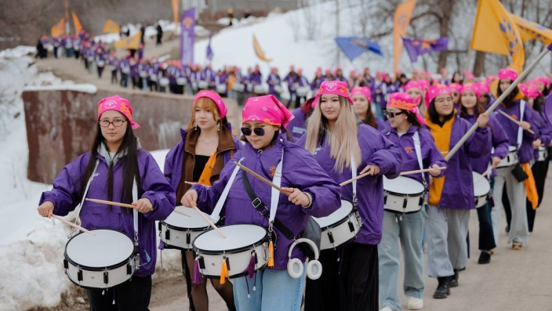 «Менің дауысым – менің күшім»: Алматыда белсенді қыздар қазақстандықтарды референдумға шақырды