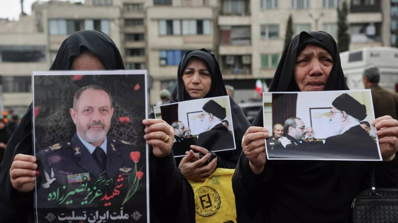 Иранда жоғары лауазымды әскери қолбасшыларды жерлеу рәсімі өтіп жатыр