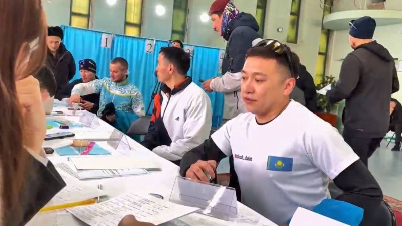 Жезқазғаннан Сәтбаевқа дейін жүгіріп барып дауыс берді: марафоншылар елді таңғалдырды