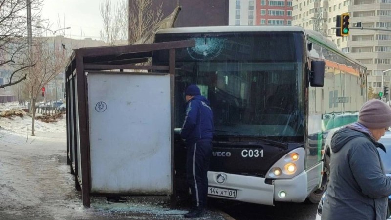Астанада жолаушылар автобусы аялдамаға соғылды