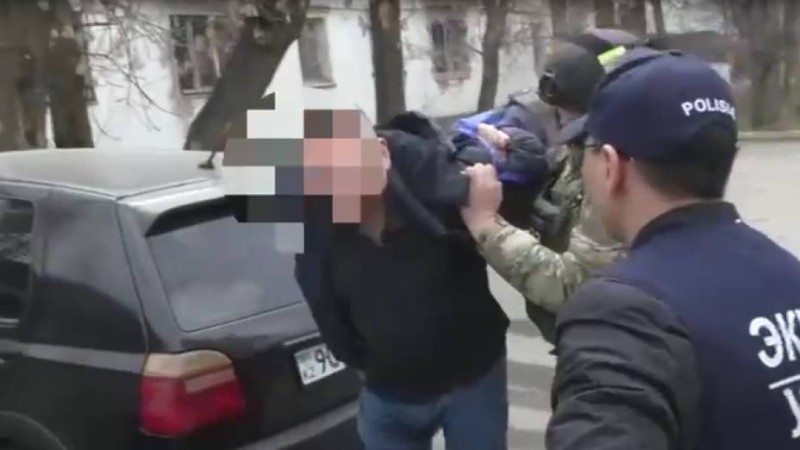 Таразда азаматтық белсенді кәсіпкерді бопсалады деген күдікпен  ұсталды