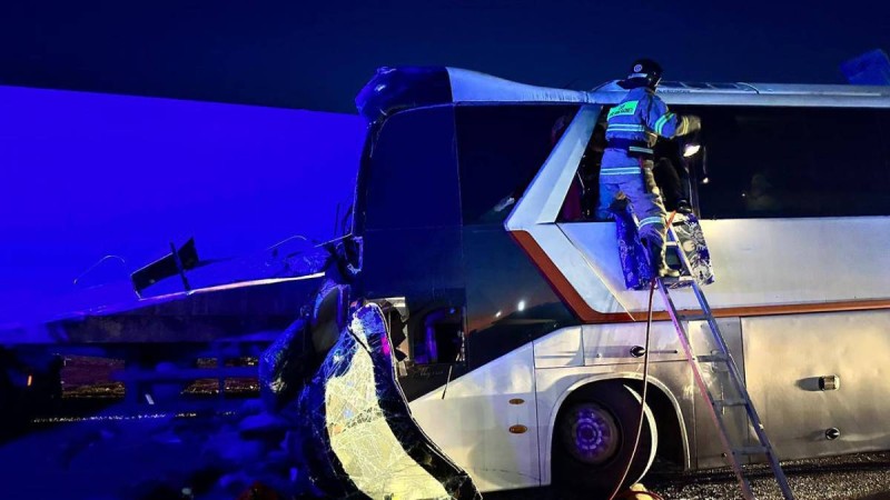 Қарағанды облысында жолаушылар автобусы апатқа ұшырады: қаза тапқандар бар