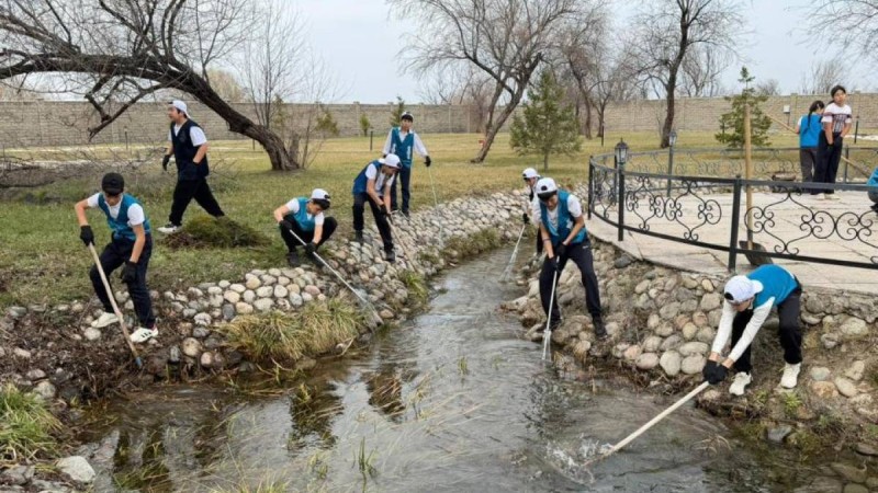 Жас қазақстандықтар «Мөлдір бұлақ» республикалық акциясына қатысуда