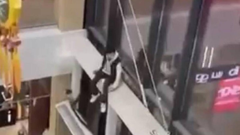 Атыраудағы ойын-сауық орталығында жасөспірім биіктен құлап жарақат алды