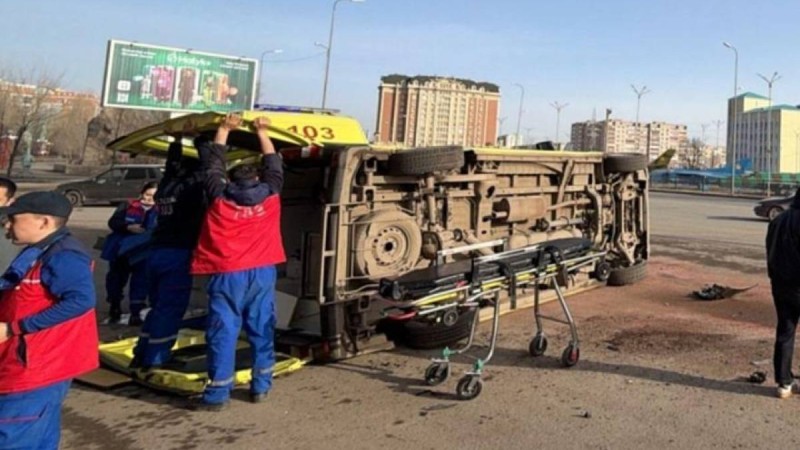 Ақтөбеде жүкті әйелді алып бара жатқан жедел жәрдем көлігі аударылып қалды