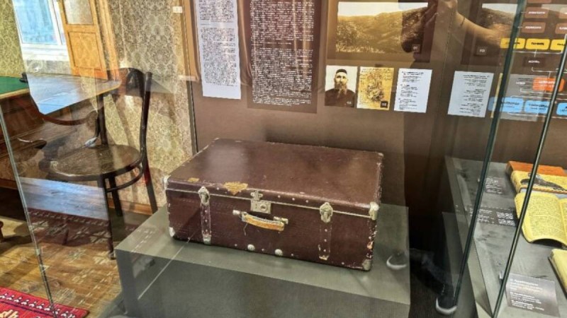 Ойшылдың сүйегі салынған чемодан