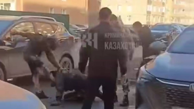 Қостанайда бір топ мас адам полицейді ұрып тастады