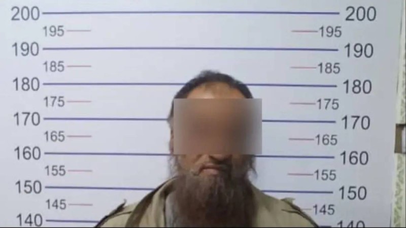 Қырғызстанда ер адам балаларға ішіне ине салынған кәмпит таратқан