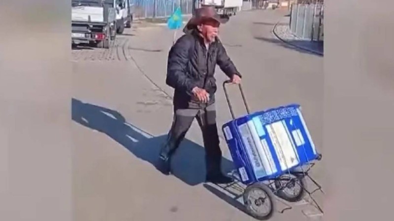 76 жастағы ақсақал Парижге жаяу жетті