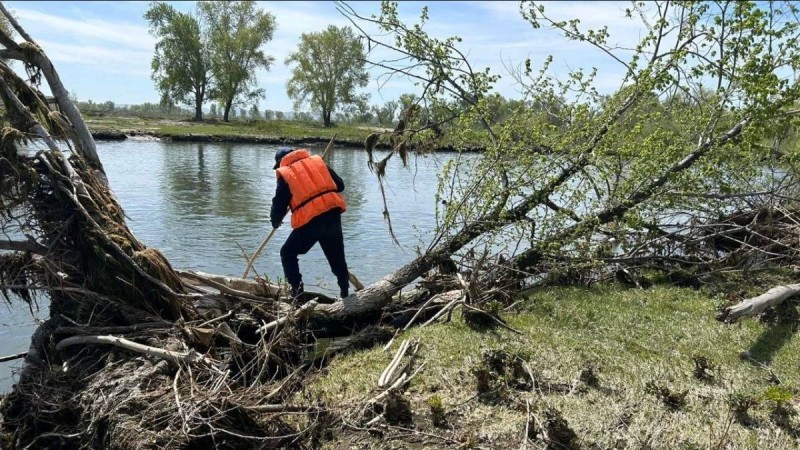 Өскеменде өзенді жүзіп өтпек болған екі жігіт суға батып кетті