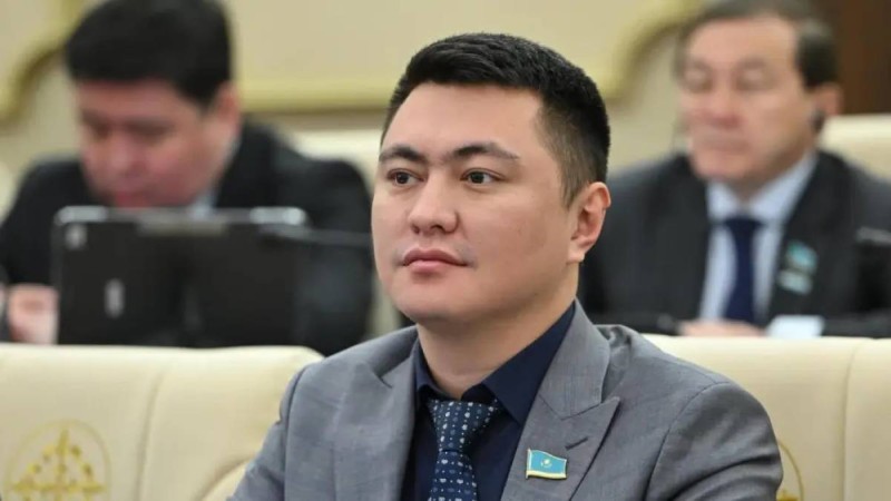 "Көк папка" дауы: Дәулет Мұқаев жұбайын құттықтаған видеосына түсініктеме берді