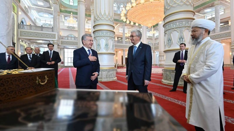 Тоқаев Өзбекстан Президентіне Түркістандағы жаңа мешітті көрсетті