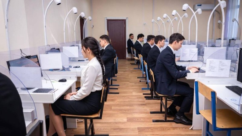Смарт көзілдірік пен микроқұлаққап: ҰБТ-да ереже бұзған талапкерлер ұсталды