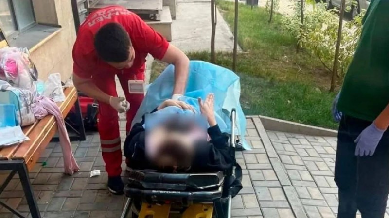 Алматыда әйел тұрғын үй кешенінің ауласында босанып қалды